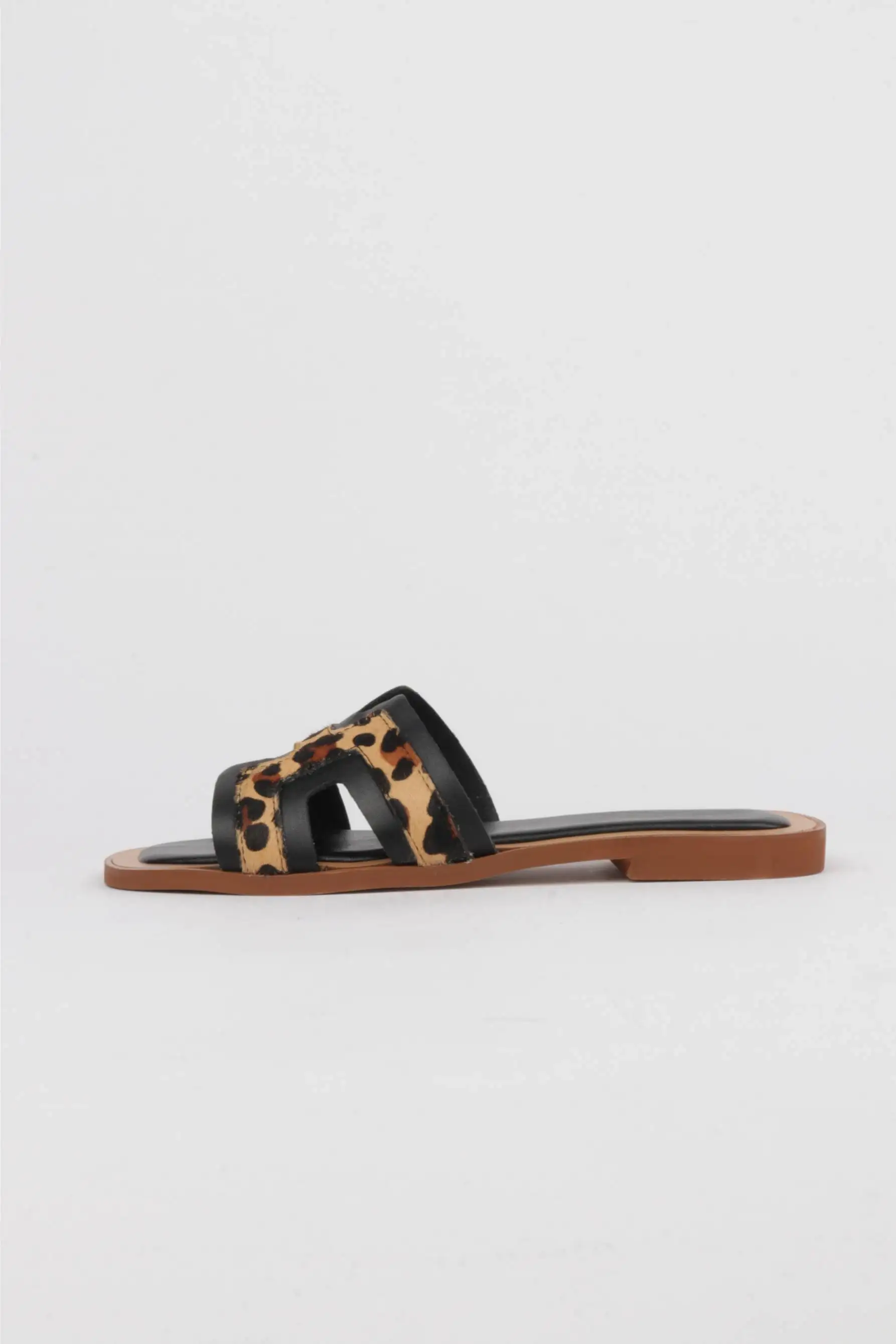 Sandalias planas negras detalle leopardo