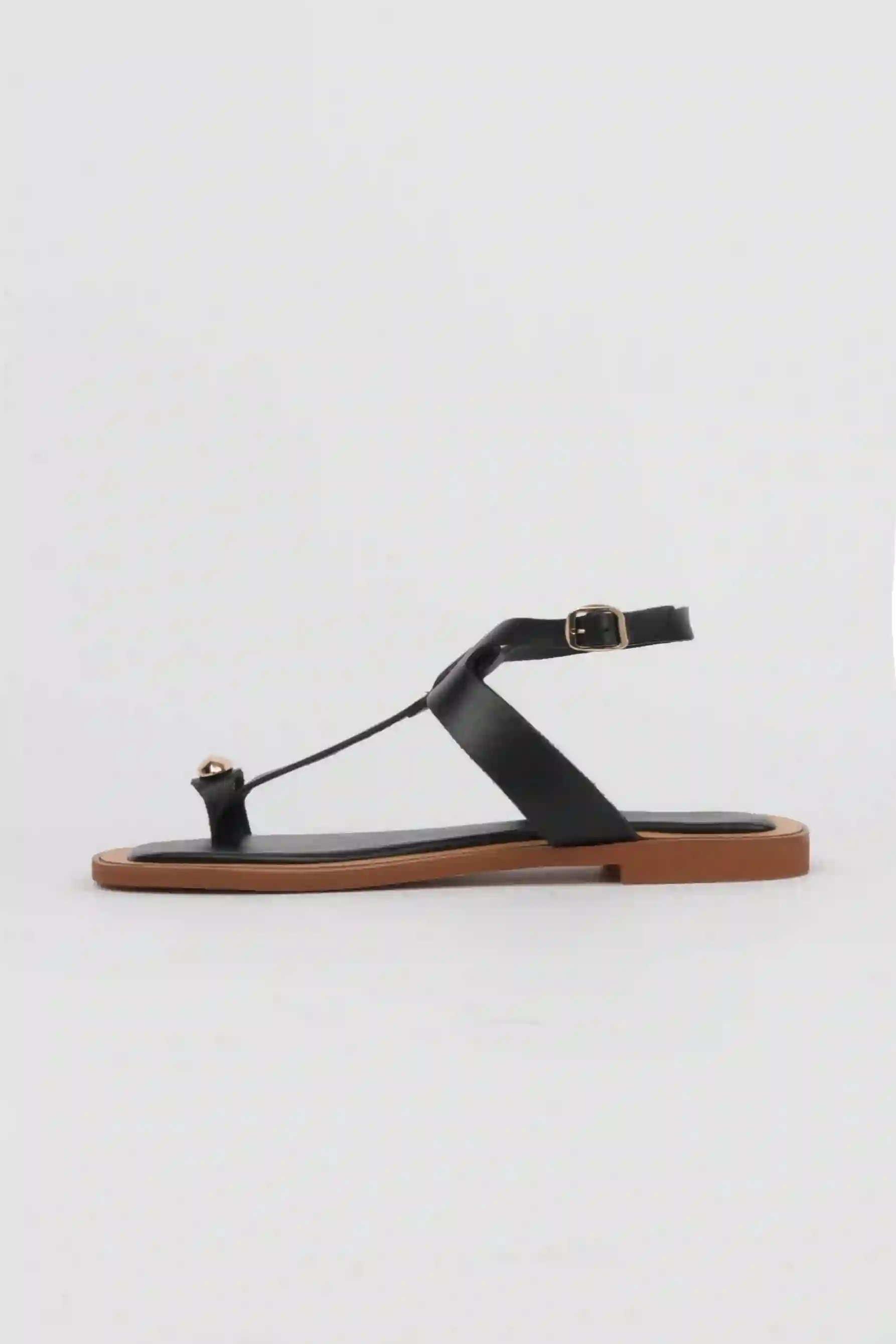Sandalias griegas negras detalle anillo dorado