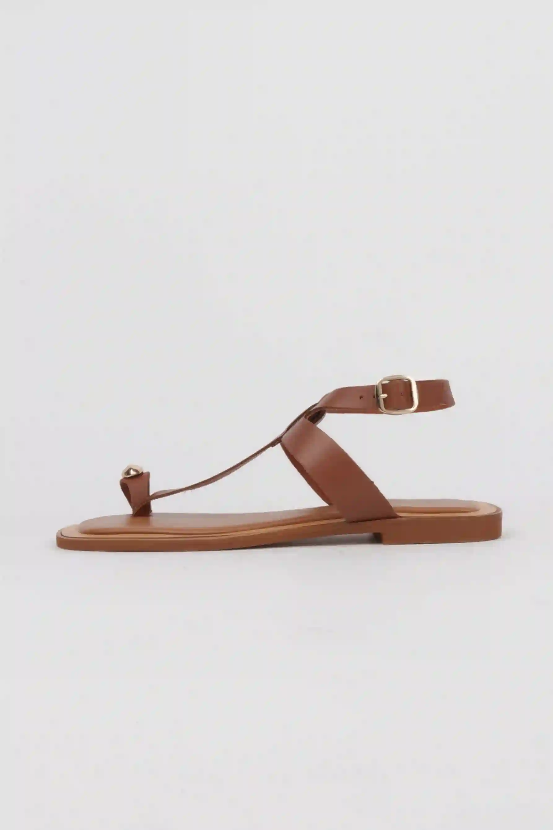 Sandalias griegas marrones detalle anillo dorado