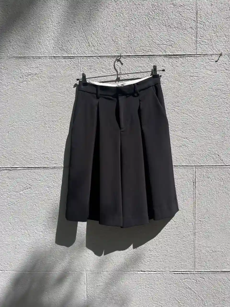 Black Bermuda / Isabelle Blanche