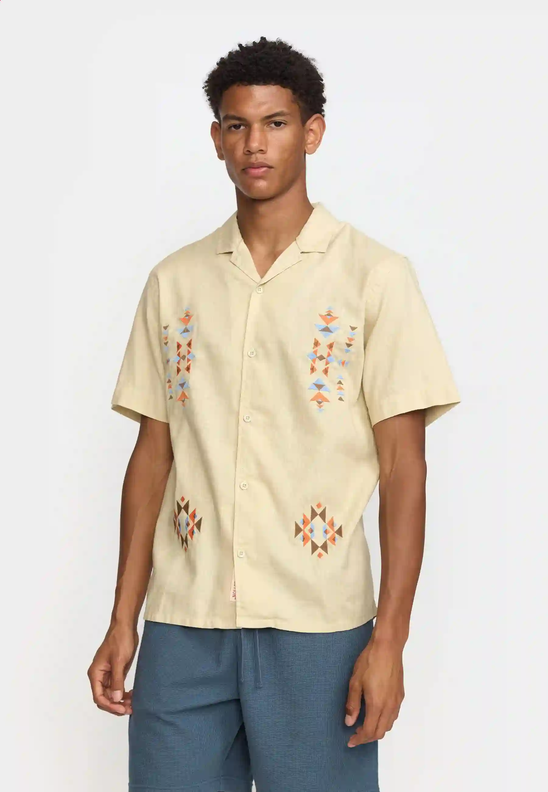 Short manga shirt with beige embroidery