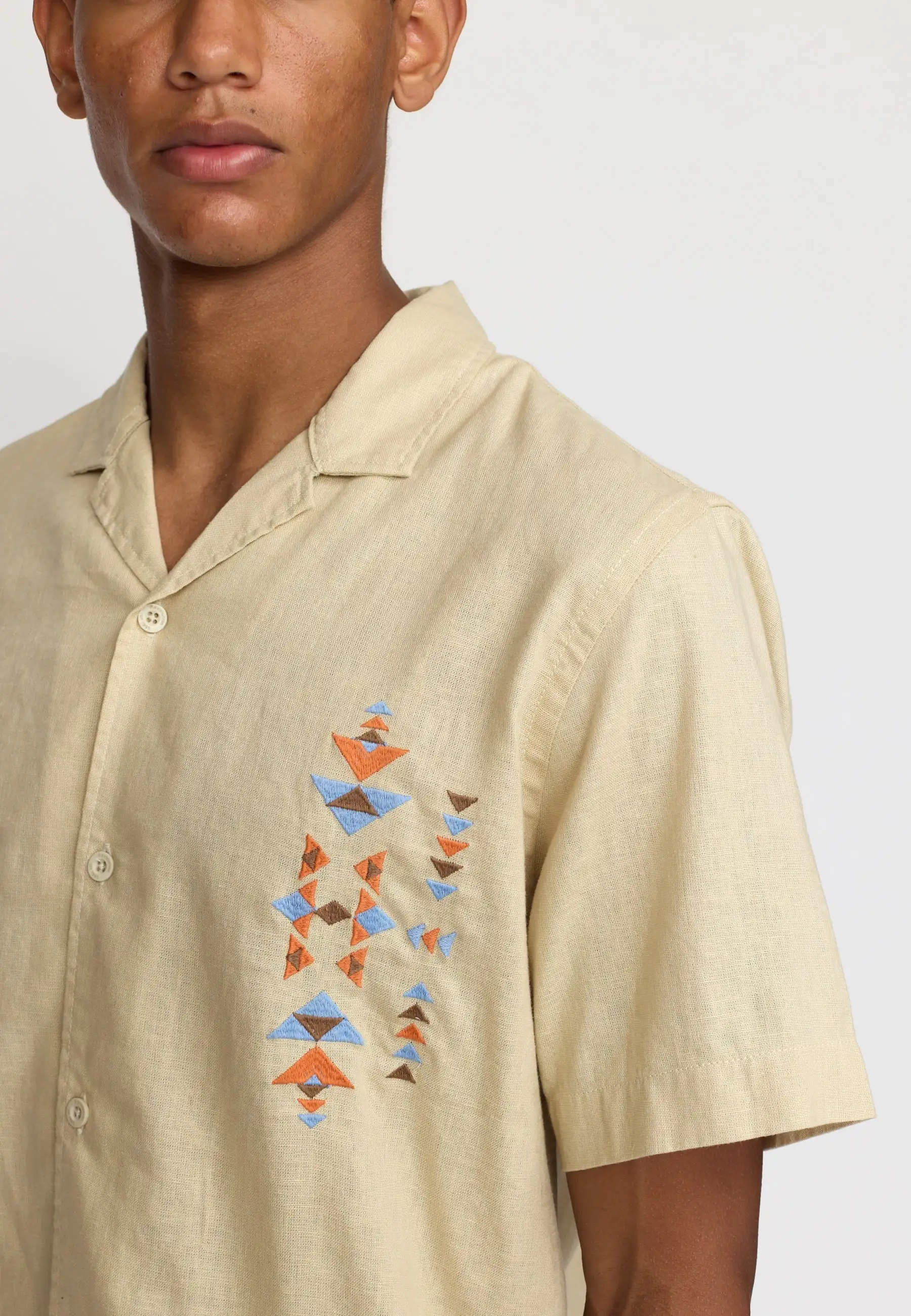 Short manga shirt with beige embroidery - Image 2