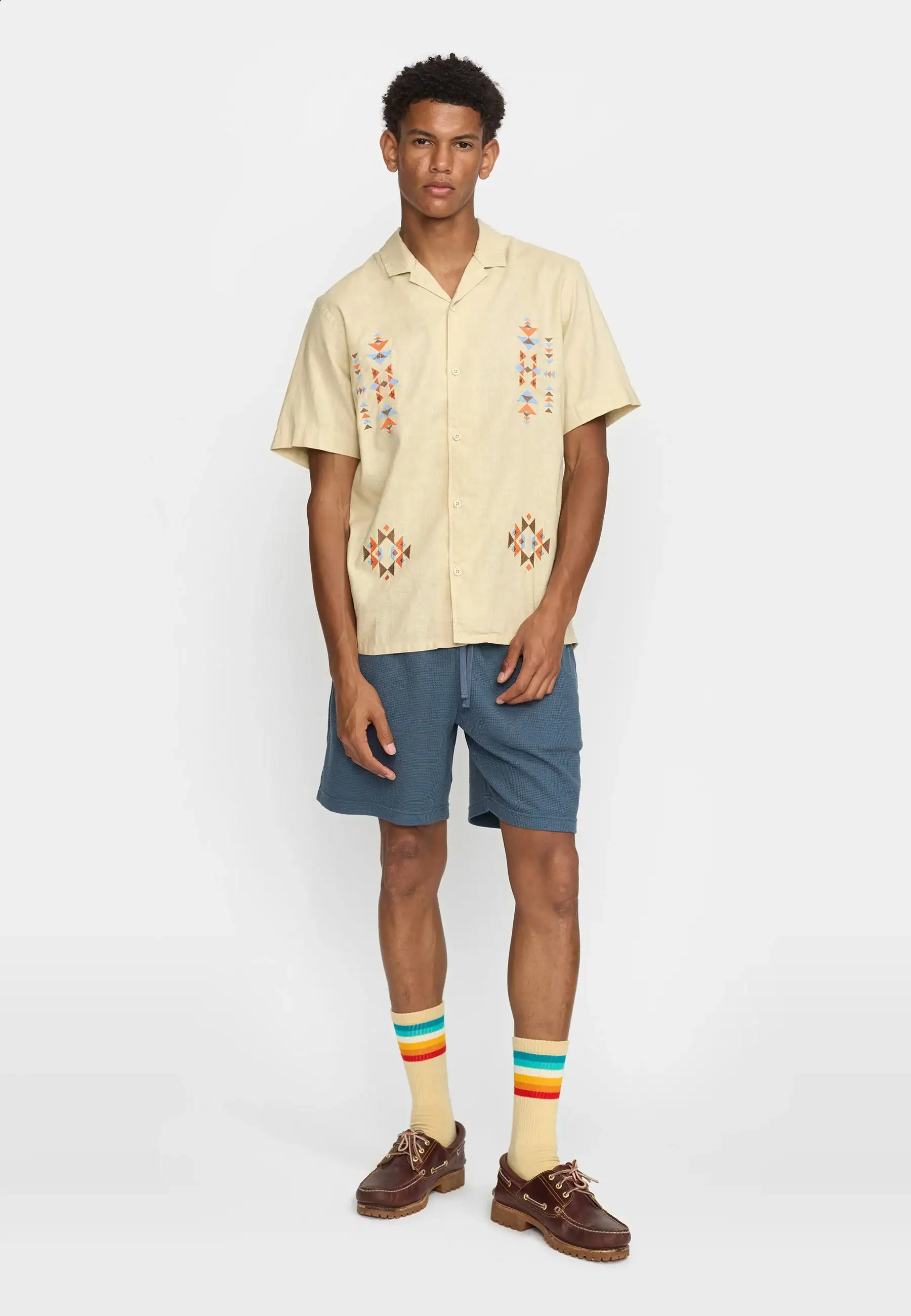 Short manga shirt with beige embroidery - Image 3