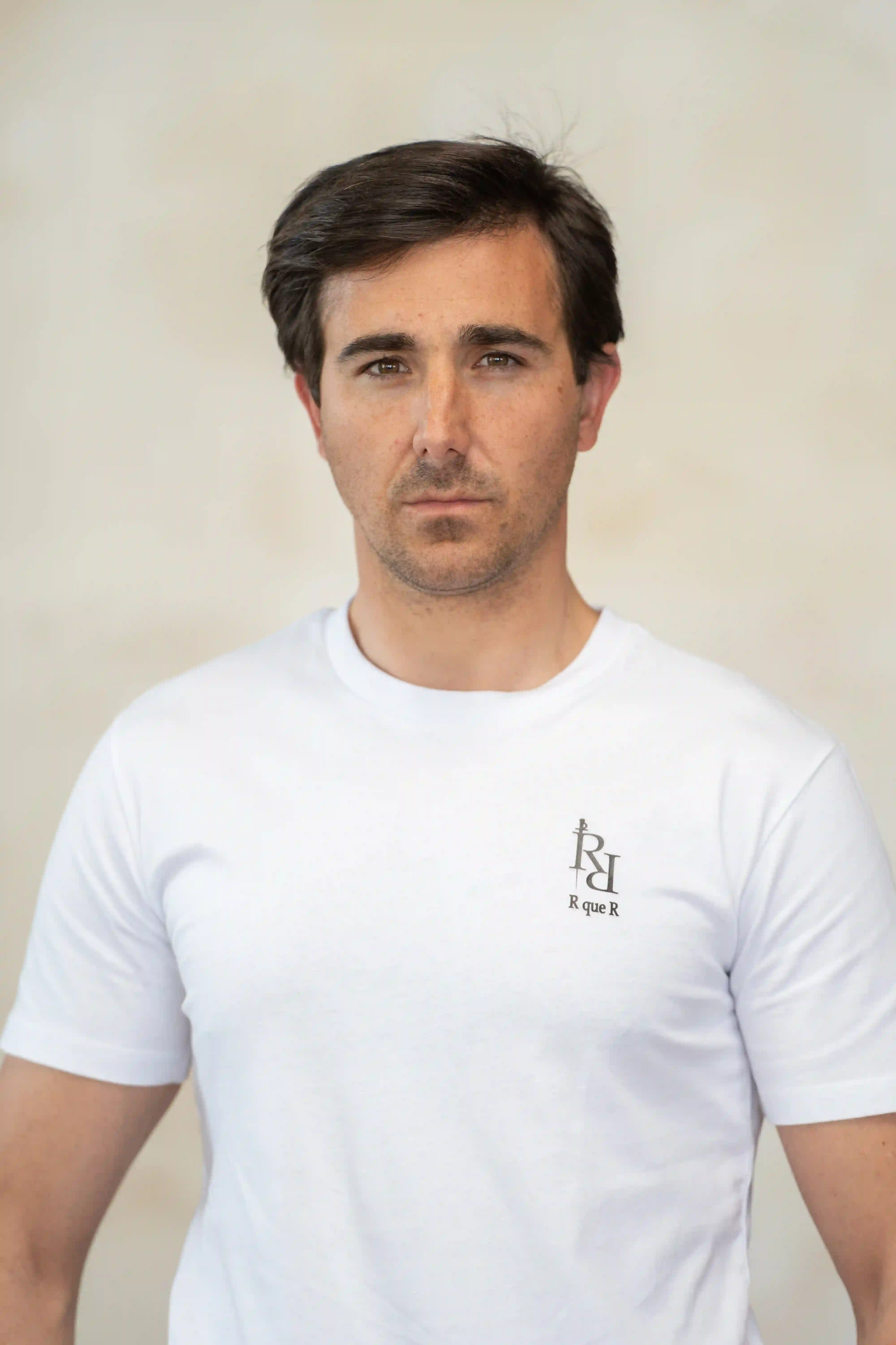 Camiseta blanca con logo en color negro " Más bravo que nunca"