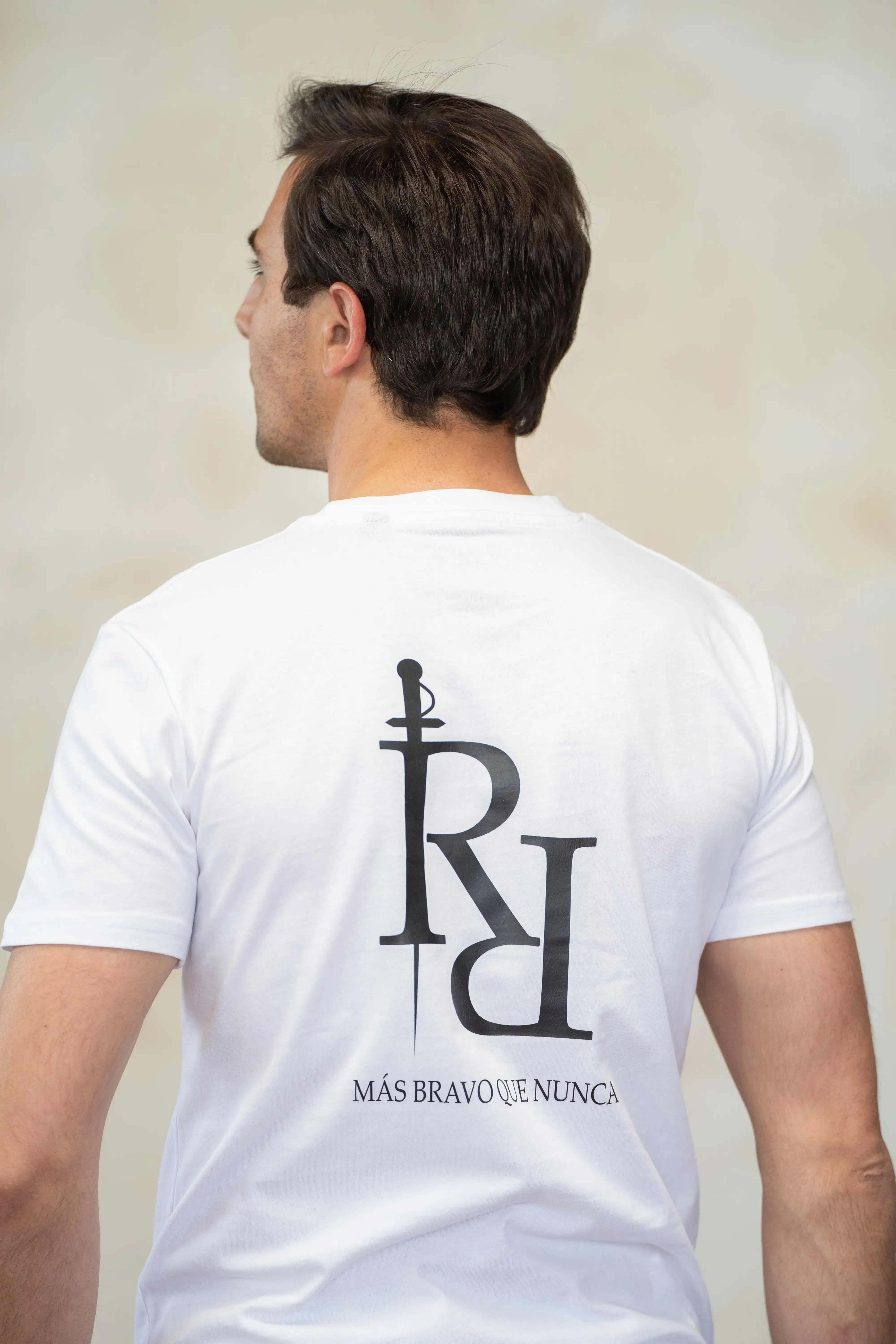 Camiseta blanca con logo en color negro " Más bravo que nunca" - Imagen 3