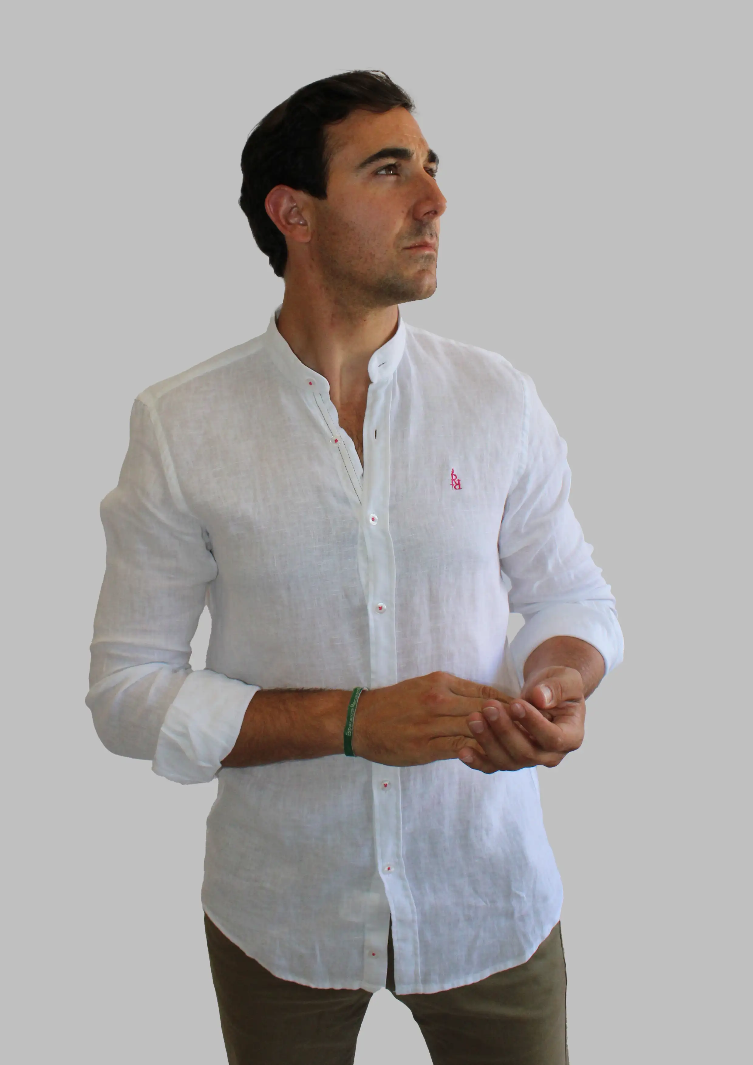 Camisa blanca de lino con logo bordado en color fucsia.