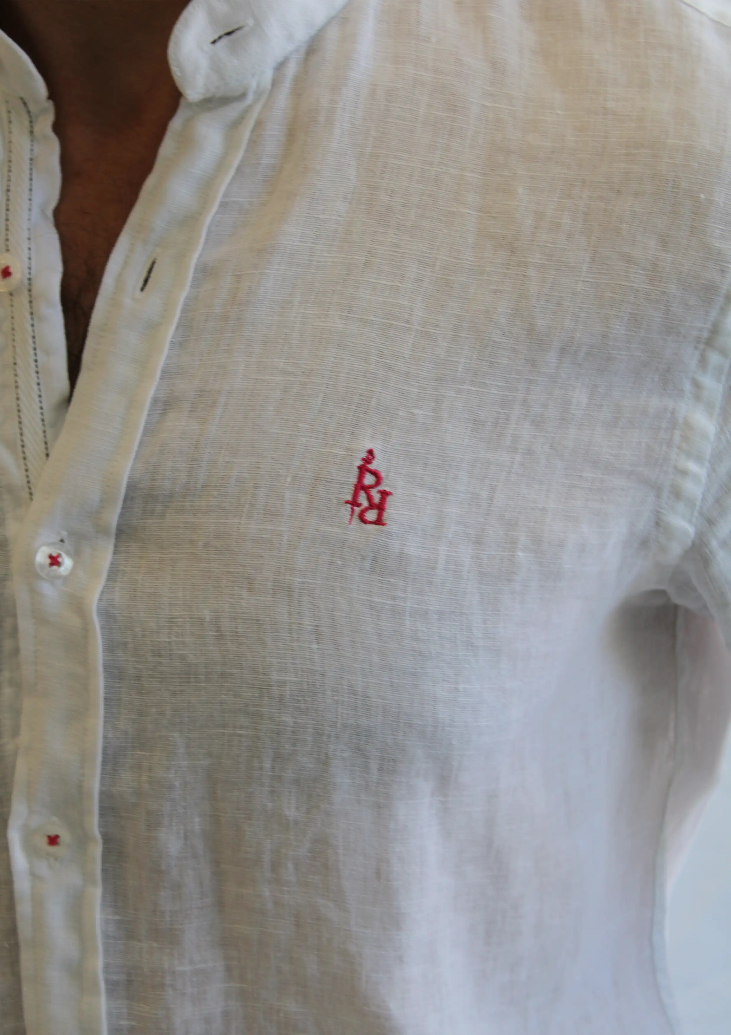 Camisa blanca de lino con logo bordado en color fucsia. - Imagen 2