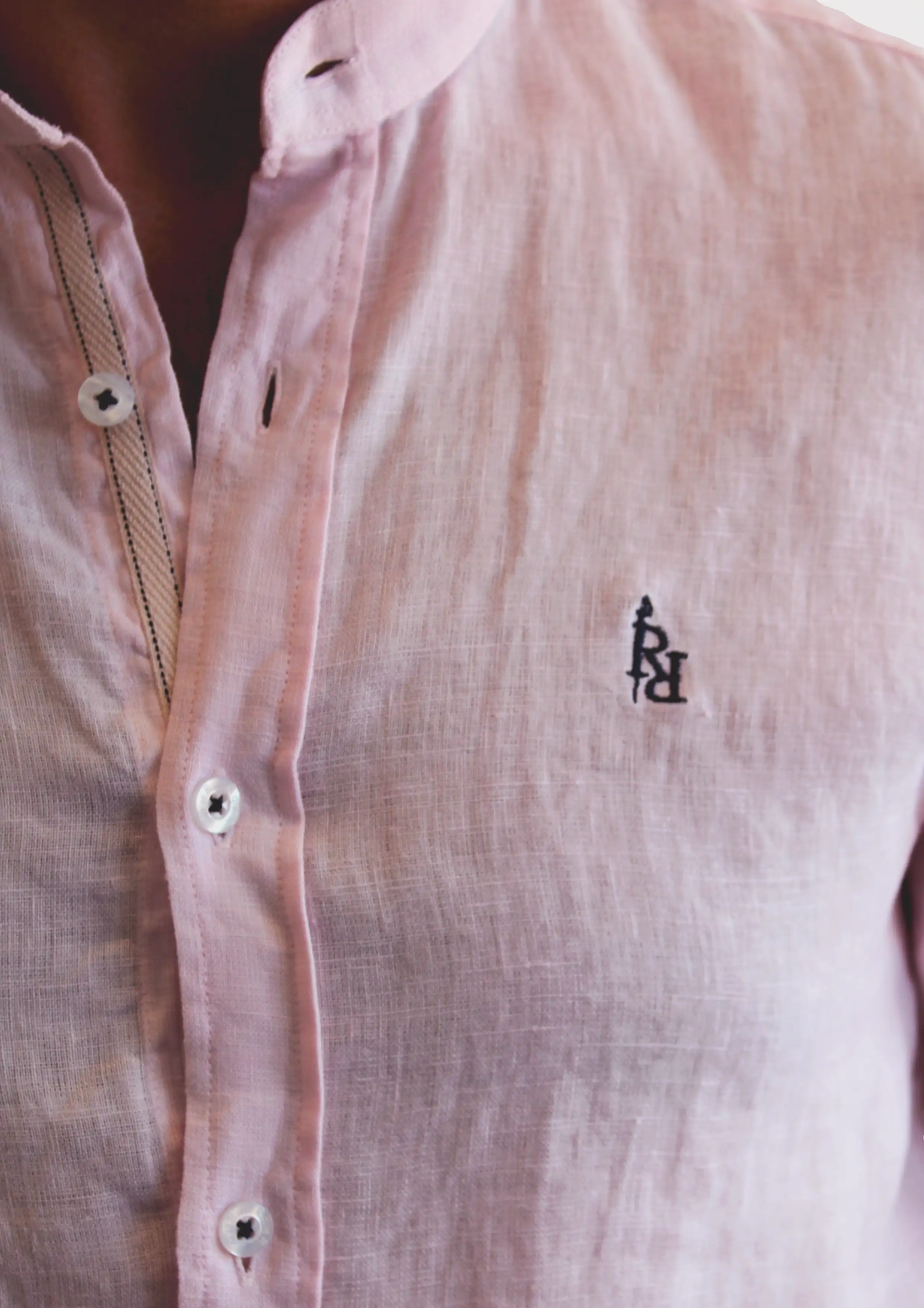 Camisa de lino en rosa claro con logo bordado en azul oscuro. - Imagen 2