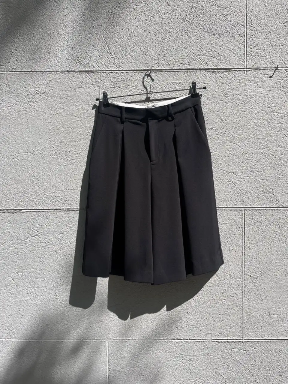 Black Bermuda / Isabelle Blanche