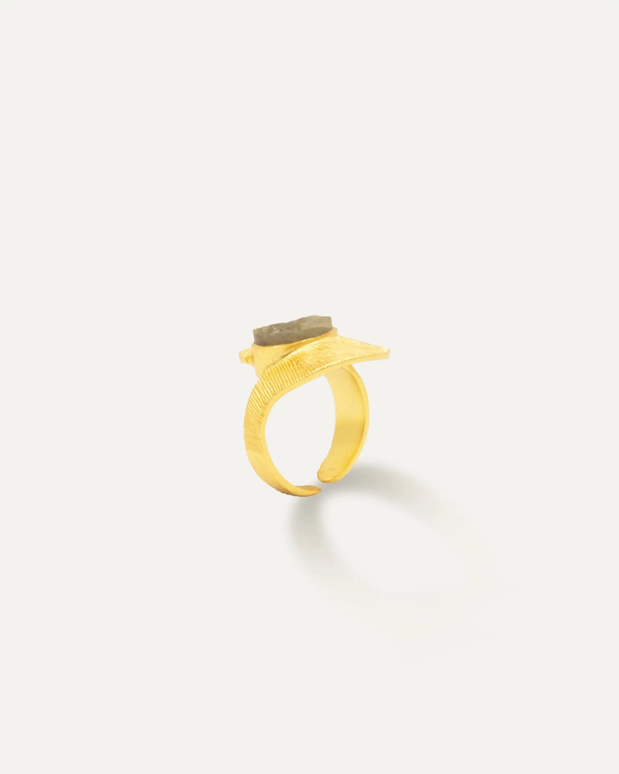 Anillo Dorado Badhana Labradorita - Imagen 2