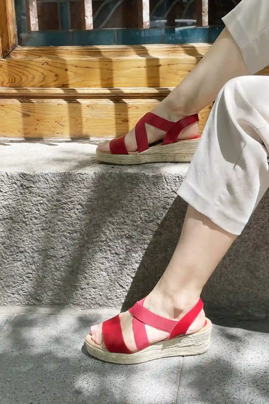 Sandalias rojas cuña esparto detalle elásticos