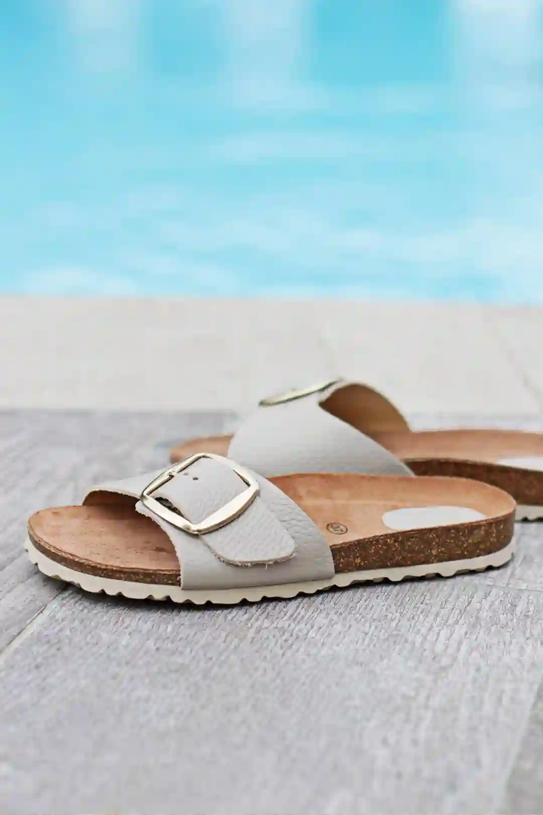 Inter -bios beige detail golden buckle