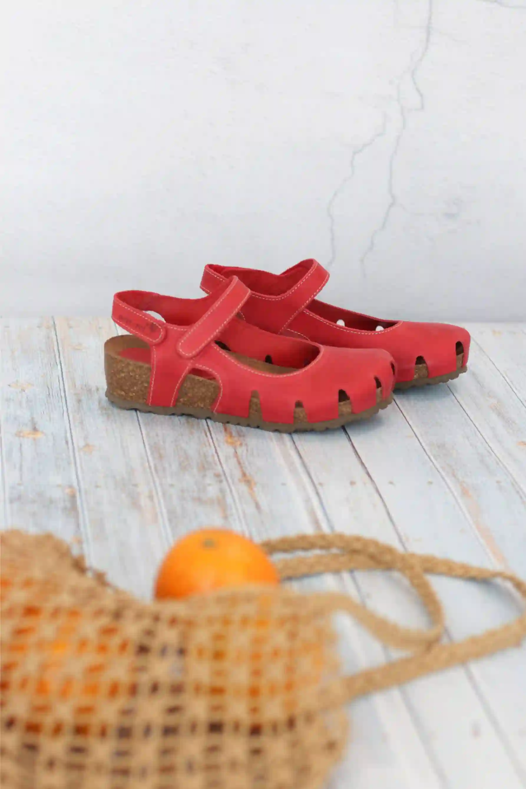 Sandalias cuña Inter Bios puntera cerrada color rojo