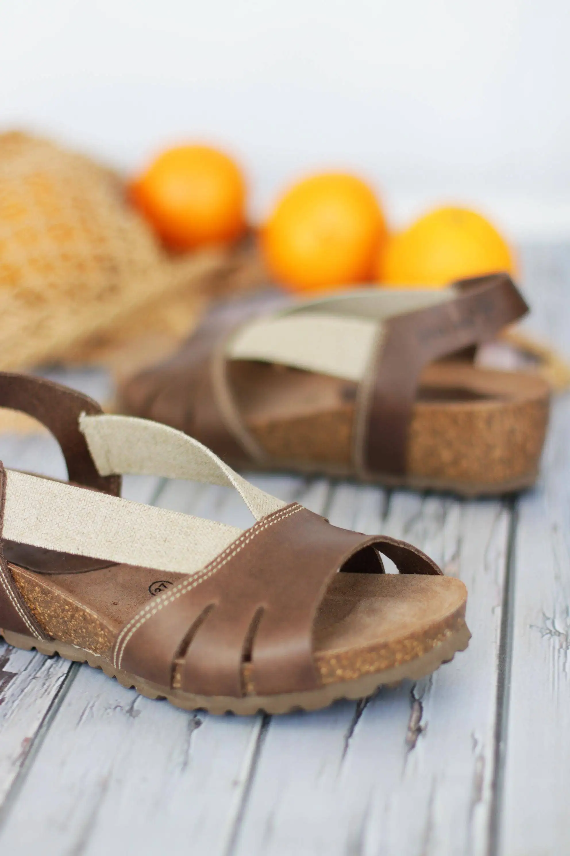 Sandalias Interbios con cuña color taupe detalle elásticos