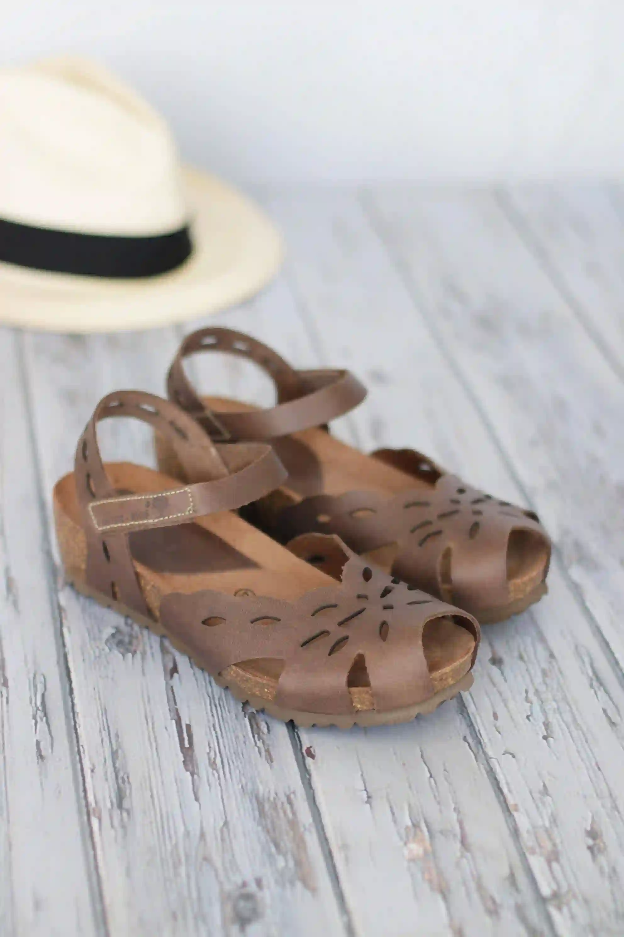 InterBios sandalias cuña punta cerrada color taupe