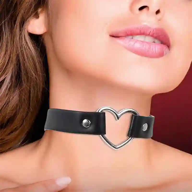 Collar Con Corazón Tipo Choker Cuero Vegano Talla Única. Cinderella