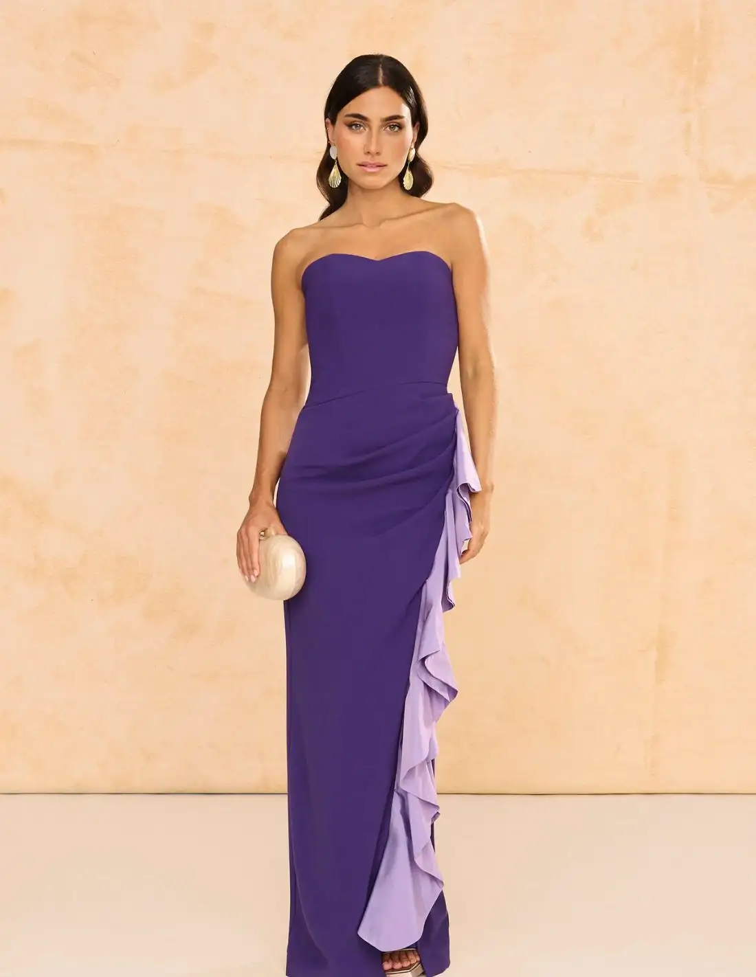 Vestido largo palabra de honor con volante en lateral morado