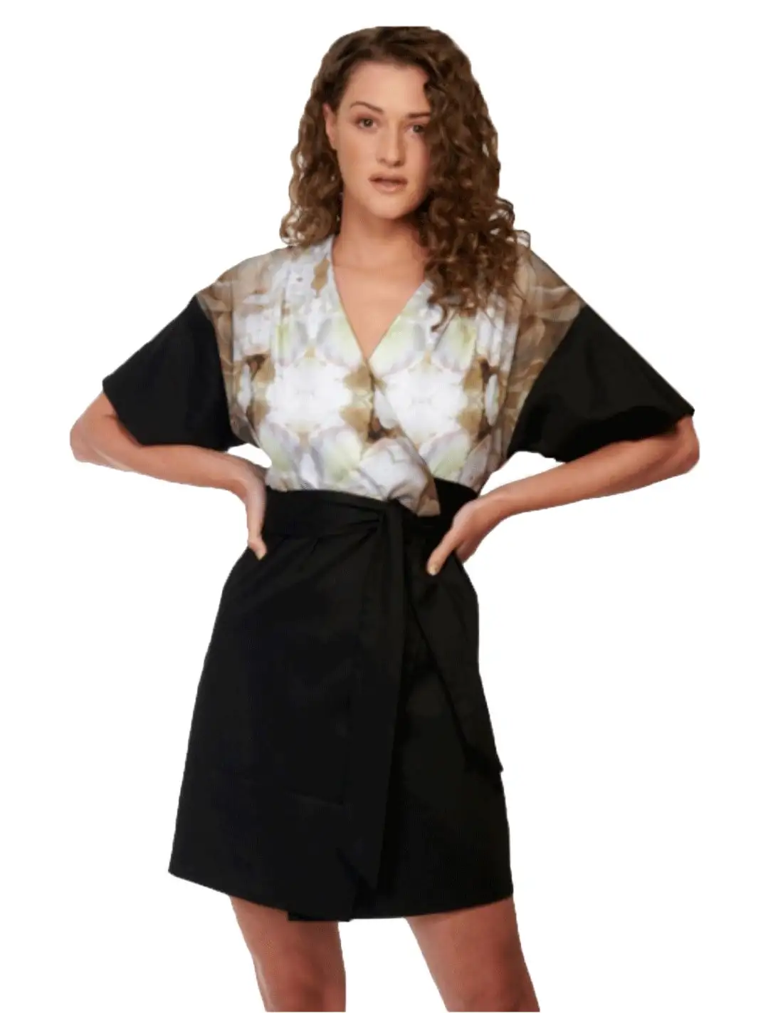 Vestido cóctel bicolor beige y negro con mangas holgada