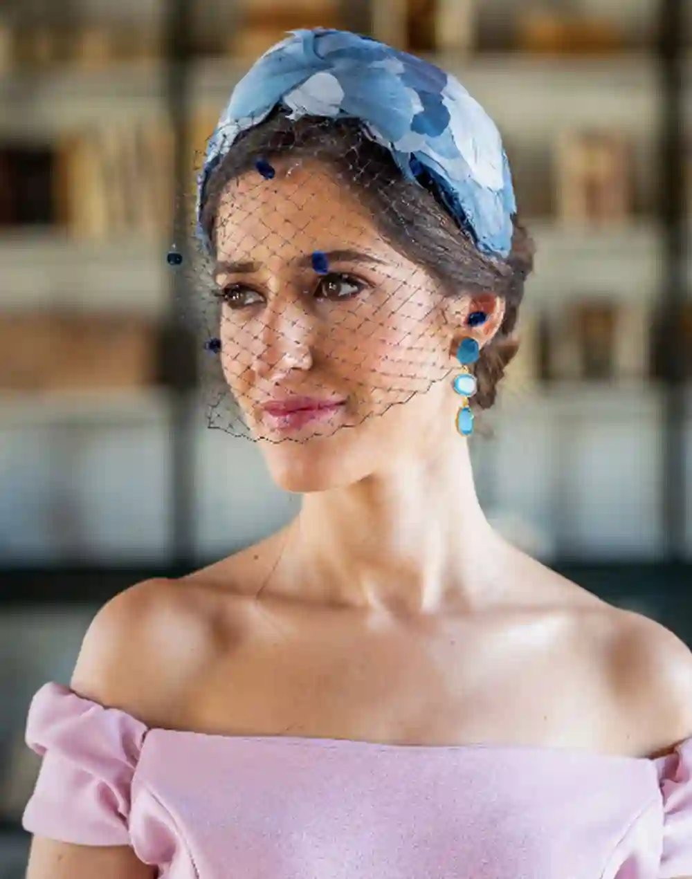 Diadema de plumas superpuestas - Invitada Perfecta