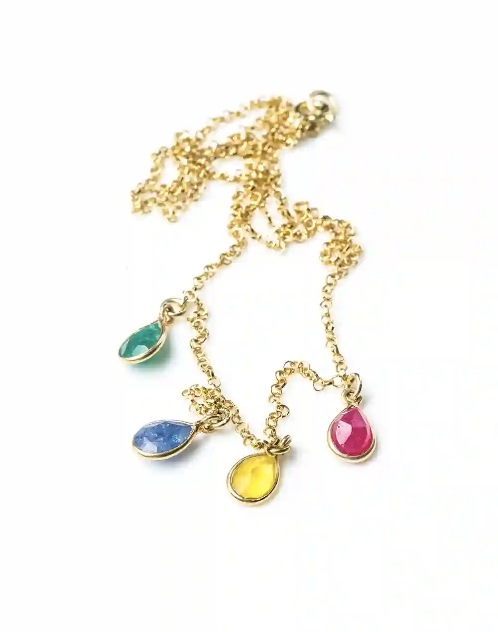 Colgante dorado con piedras arcoíris