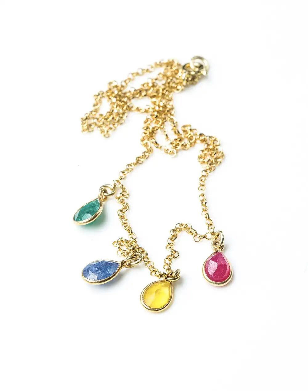 Colgante dorado con piedras arcoíris