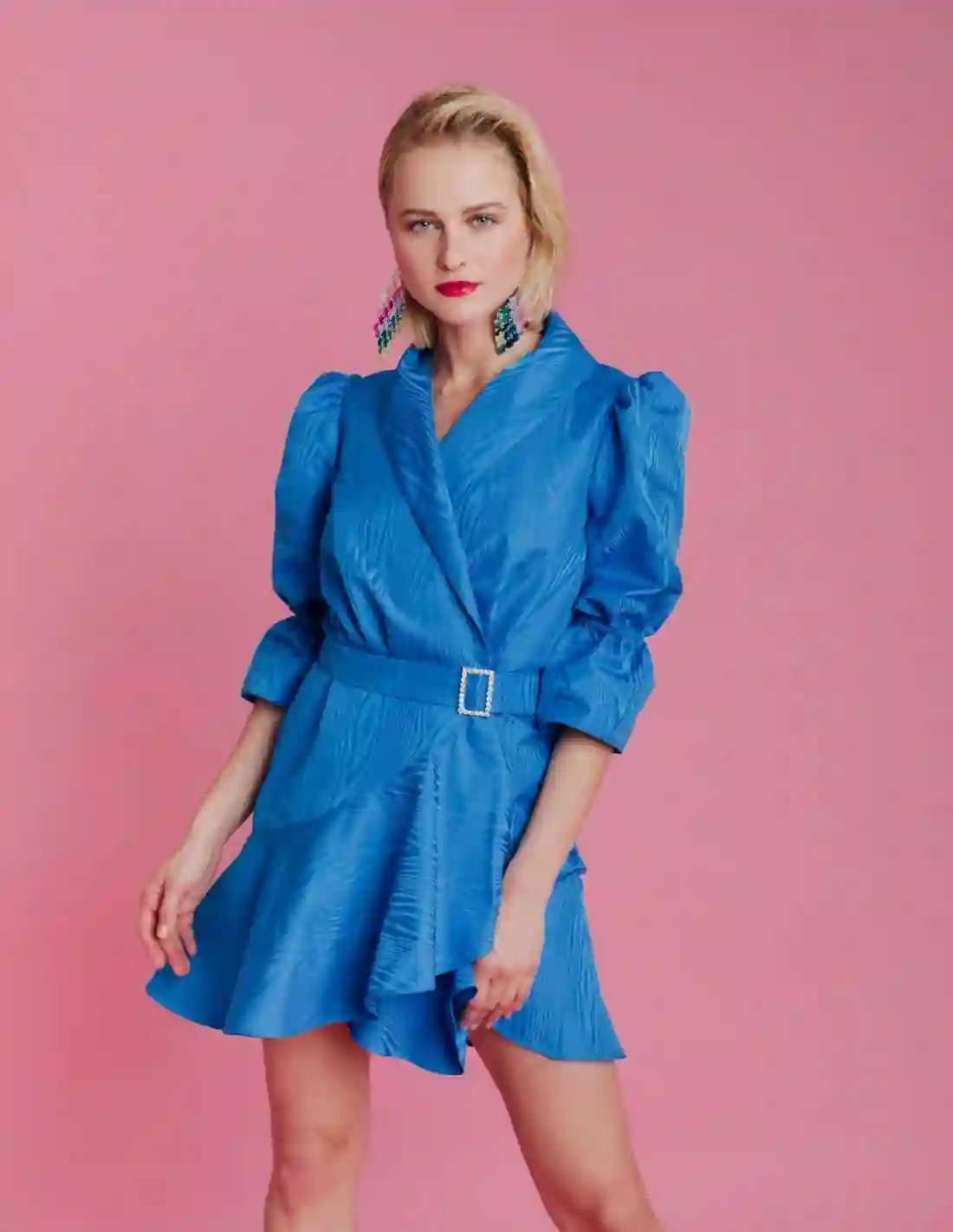 Vestido de fiesta corto azul con cinturón joya