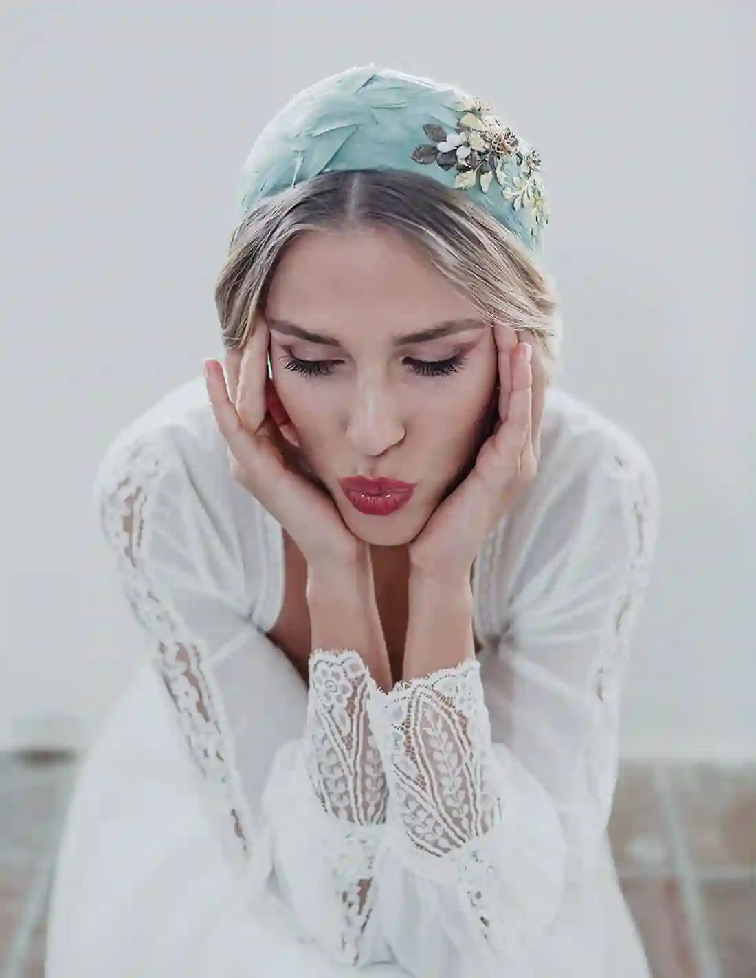 Diadema con base de plumas y detalle de joya dorada