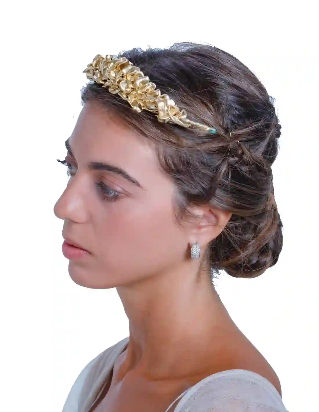 Tiara clásica dorada con flores de resina