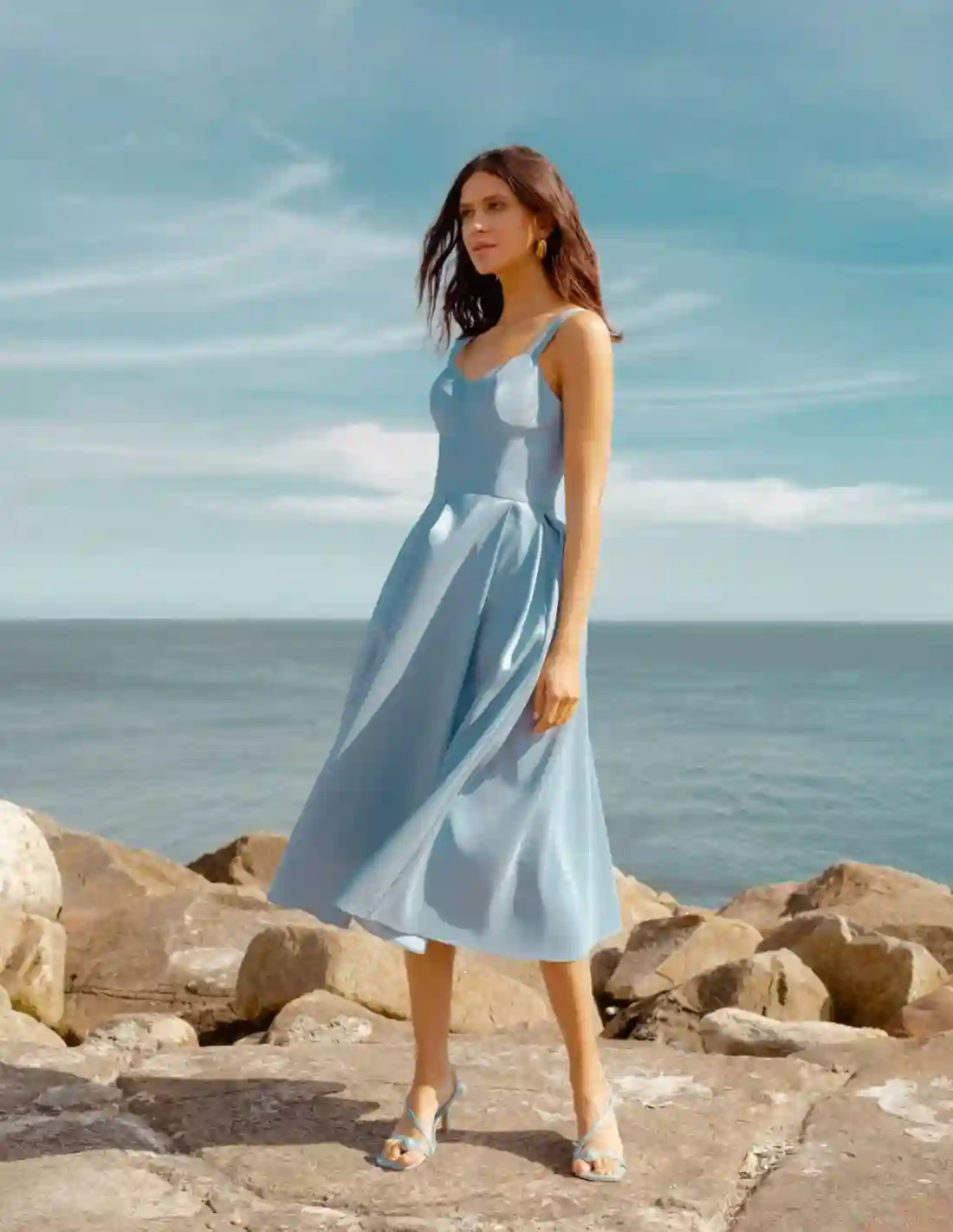 Vestido midi de fiesta azul claro con cuerpo corpiño