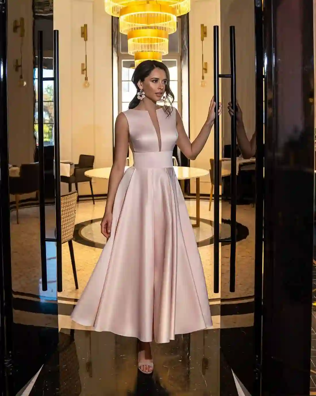 Vestido midi de fiesta satinado con falda evasé