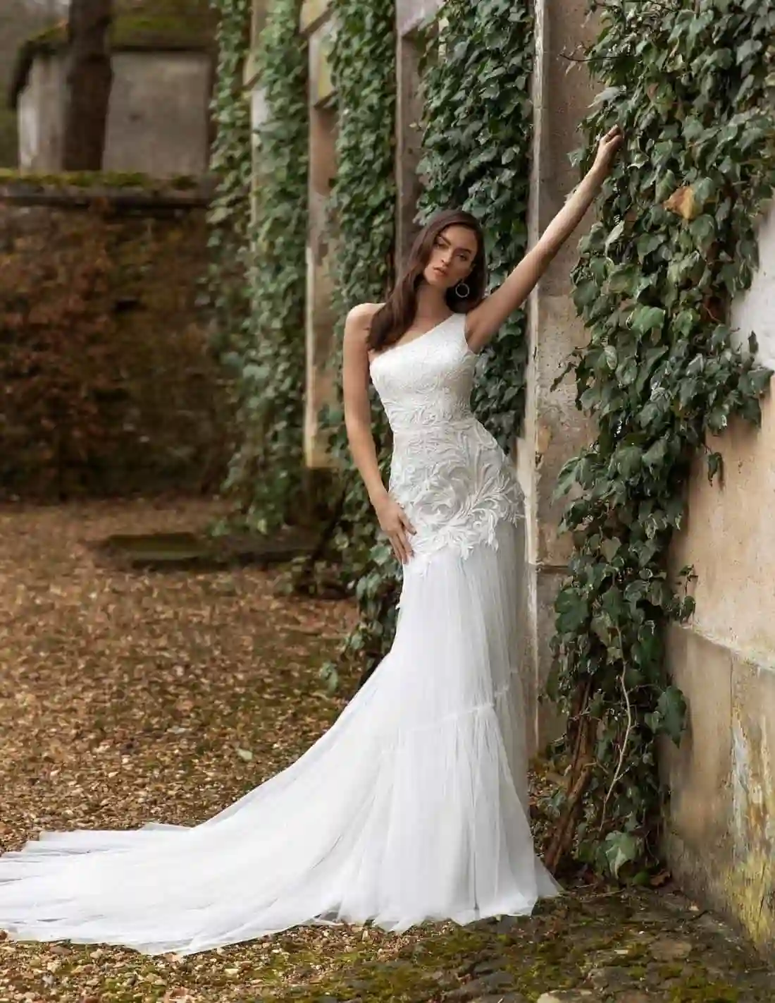 Vestido de novia con bordado de pedrería y hombro descubierto
