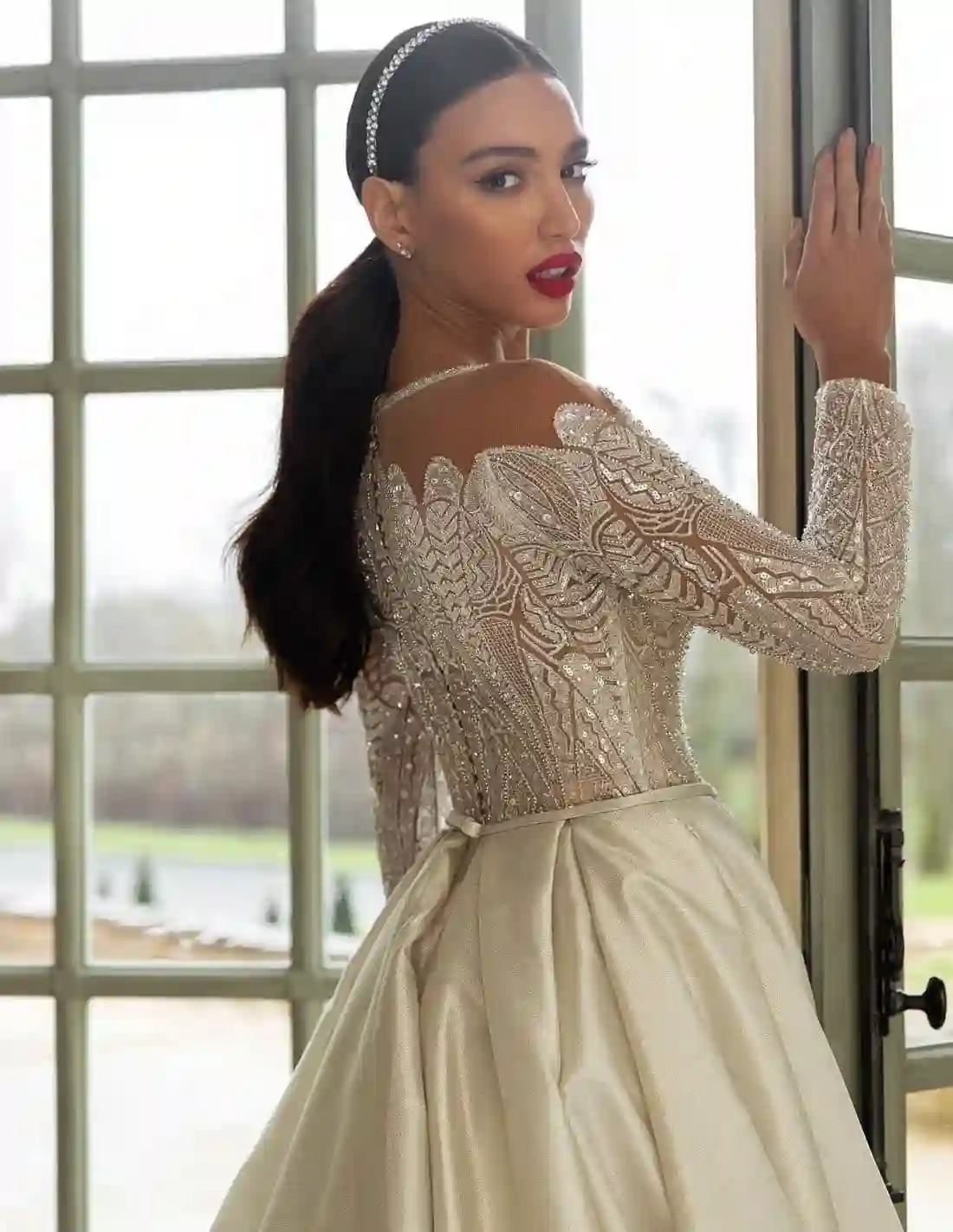 Vestido de novia corte princesa y maxi cola larga