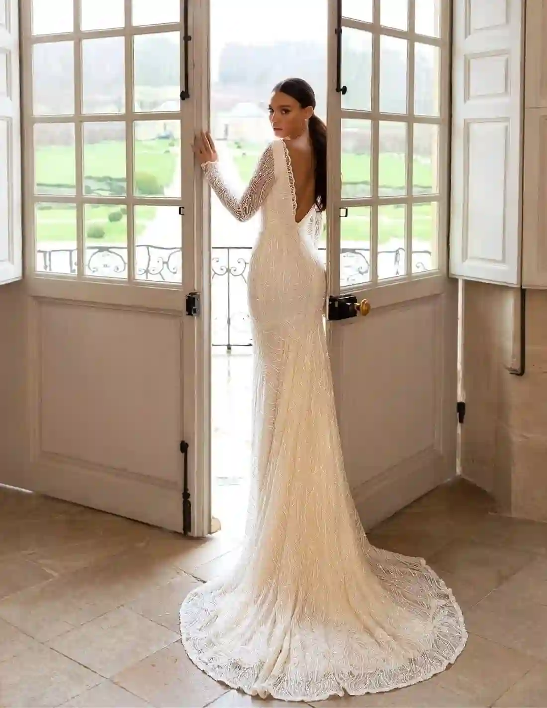 Long wedding dress with long sleeve and siren cut