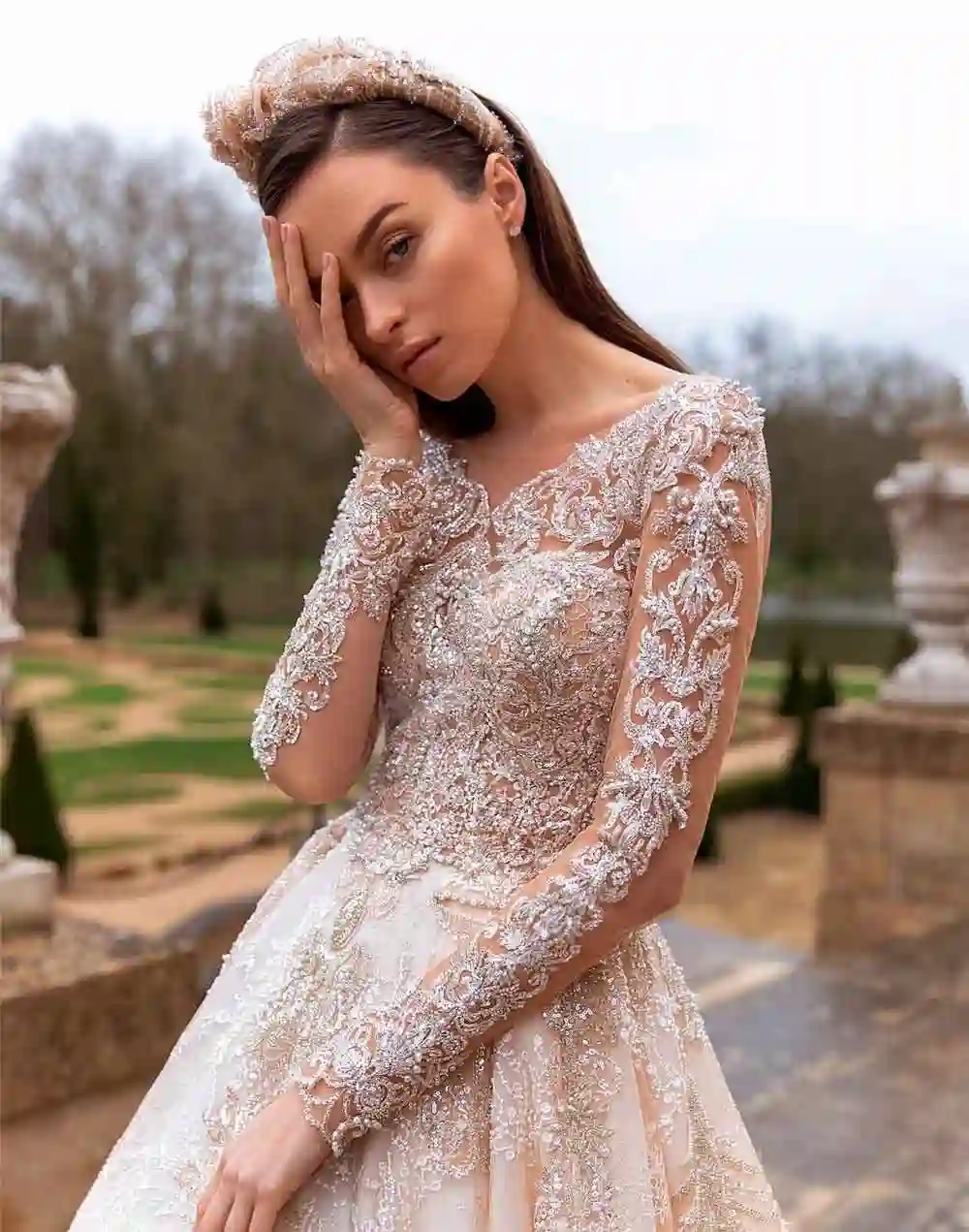 Diadema de fiesta beige anudada con lentejuelas