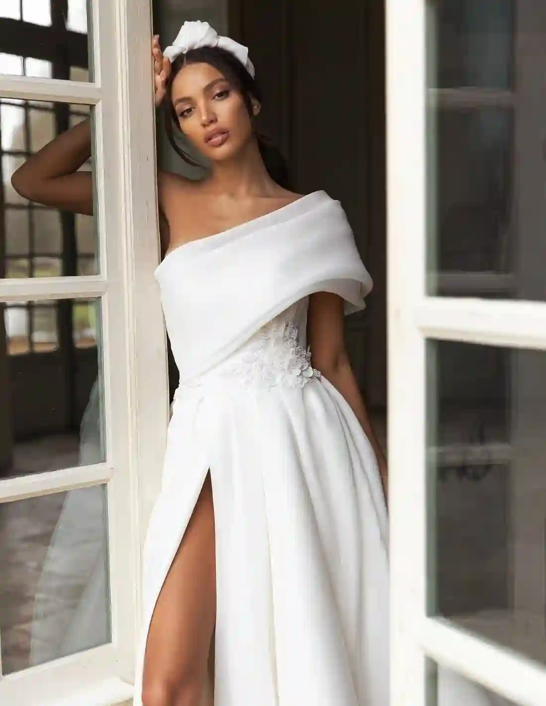 Vestido de novia escote asimétrico y falda con abertura lateral