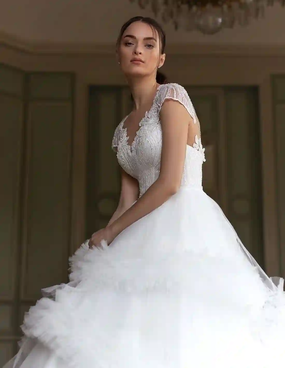 Vestido de novia con cuerpo de pedrería y falda de tul