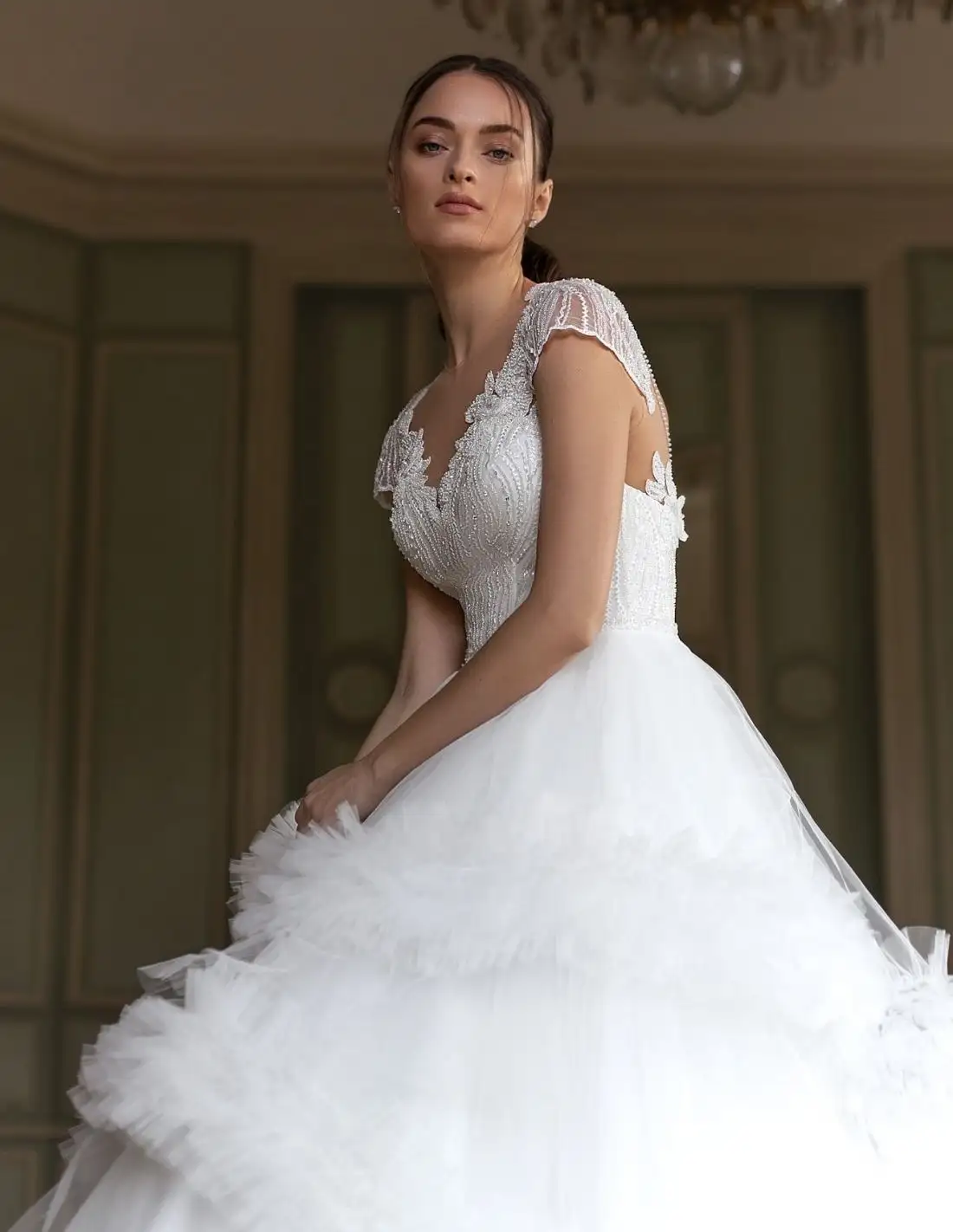 Vestido de novia con cuerpo de pedrería y falda de tul