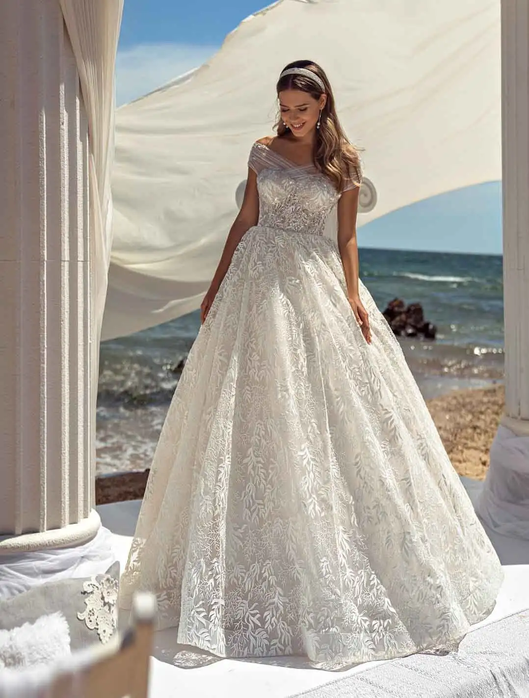 Vestido de novia con corte princesa con escote envolvente