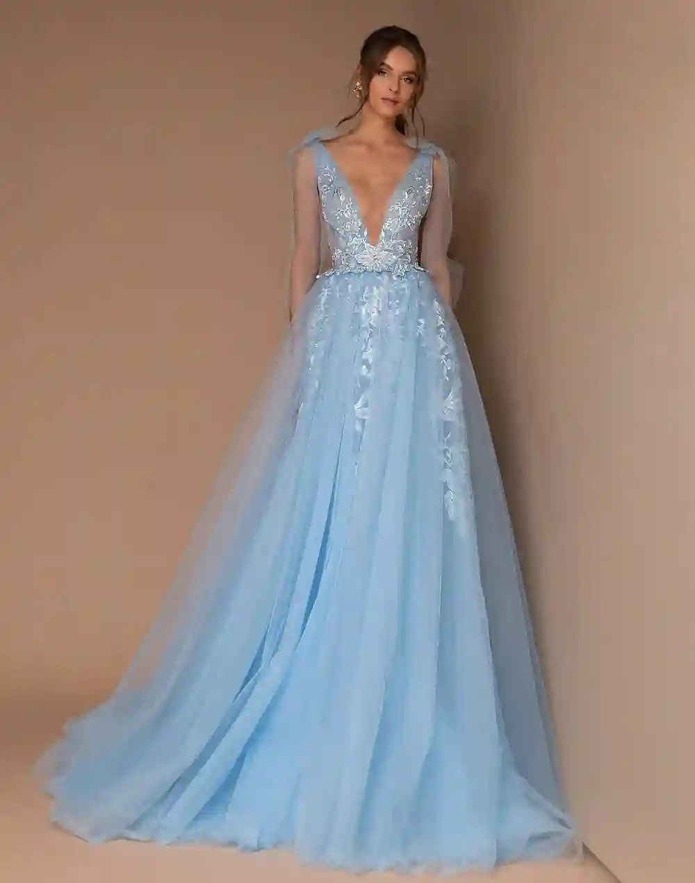 Vestido de fiesta largo de tul con escote pronunciado