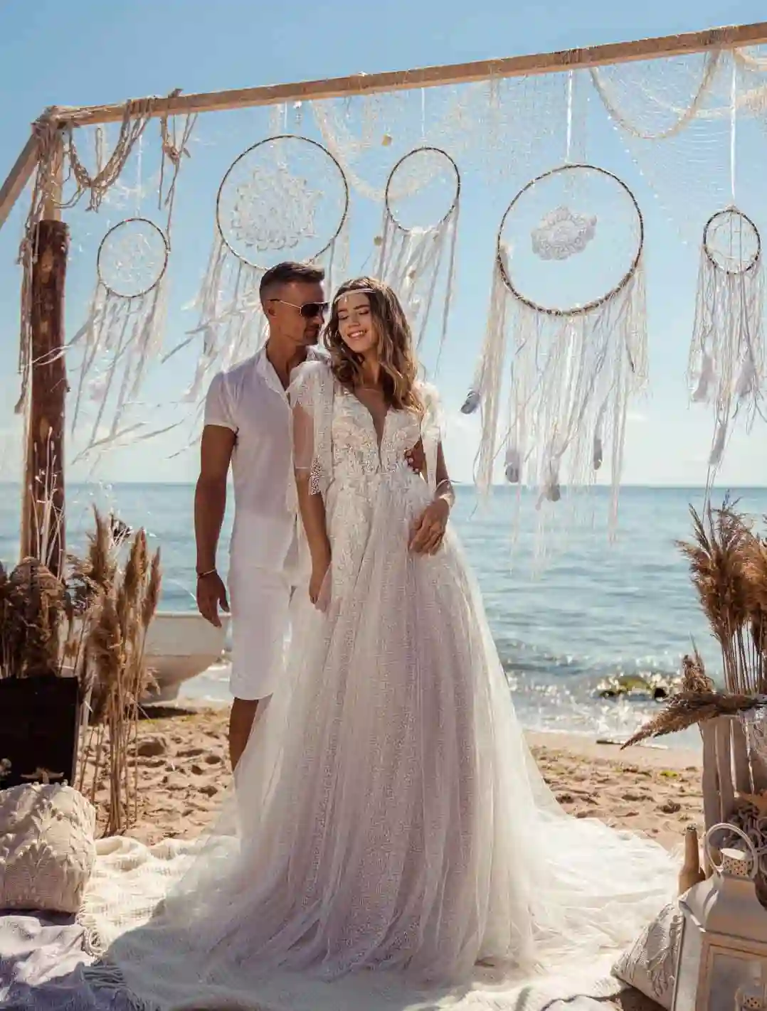Vestido de novia de corte princesa y espalda descubierta