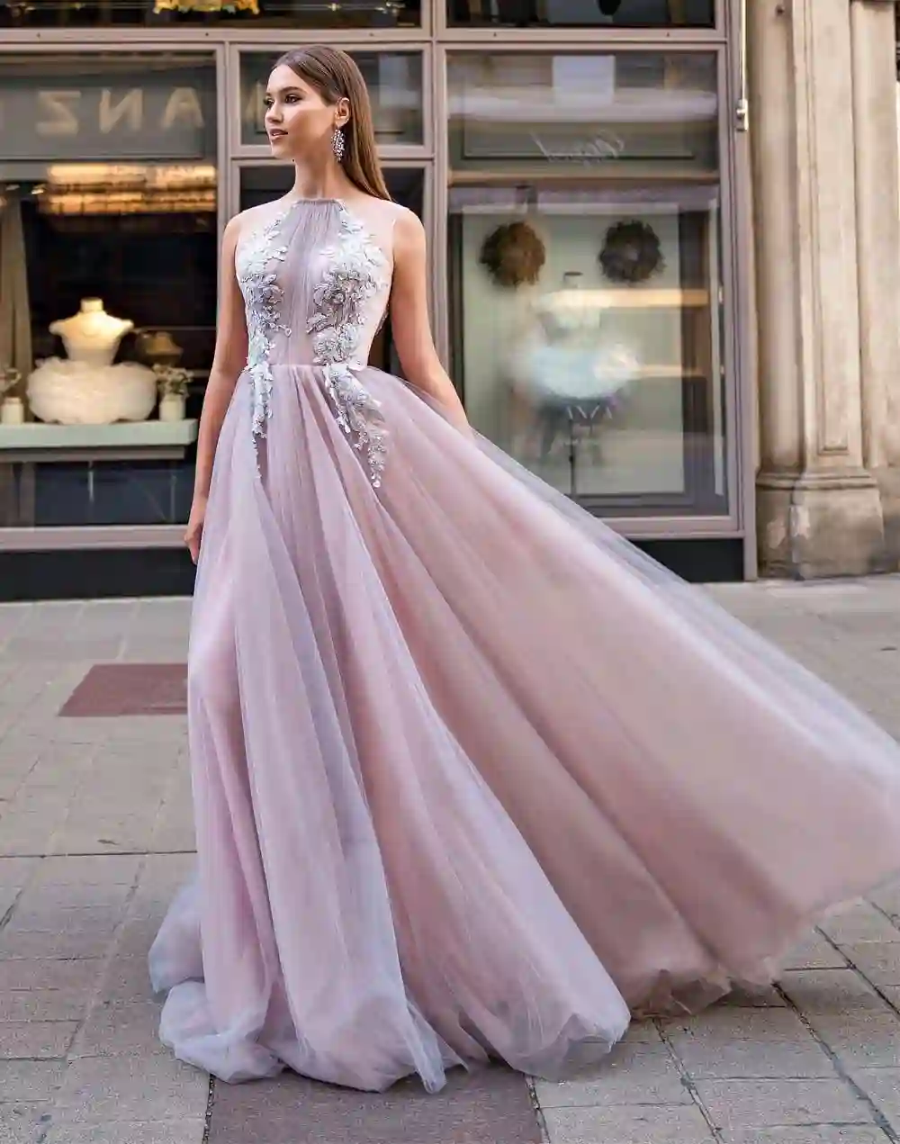 Vestido largo de tul con cuerpo bordado