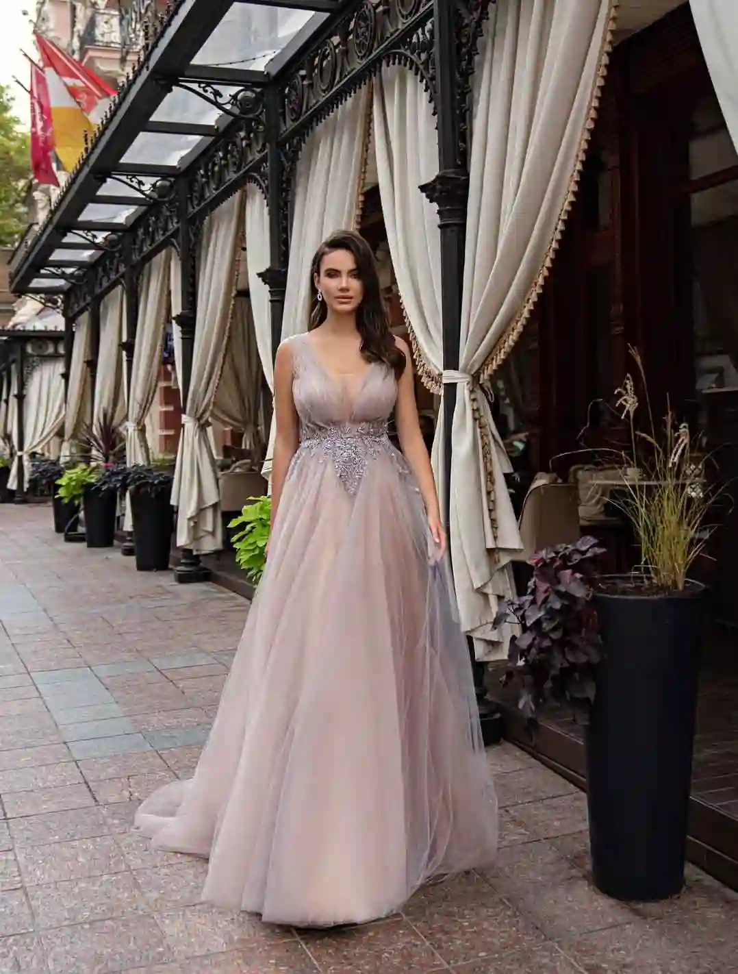 Vestido de tul largo con adorno al centro bordado