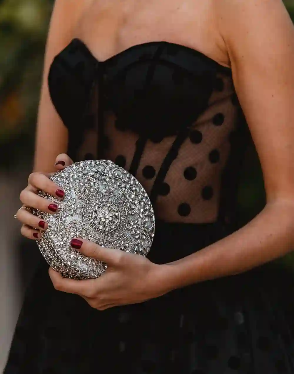 Bolso de mano joya con pequeñas flores de metal y Swarovski circular - INVITADA PERFECTA