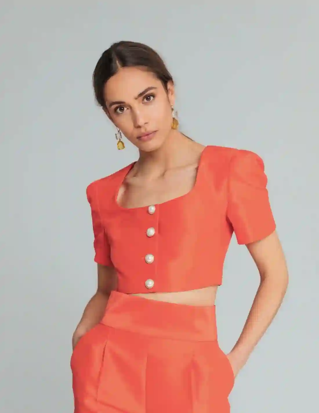 Crop-top de manga corta con botones perla