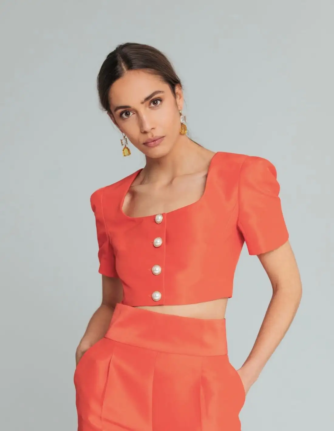 Crop-top de manga corta con botones perla