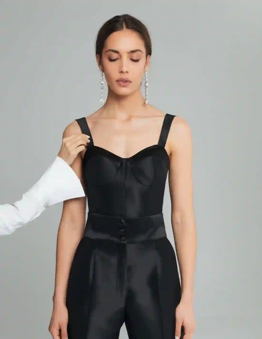 Top corset negro de raso con tirantes