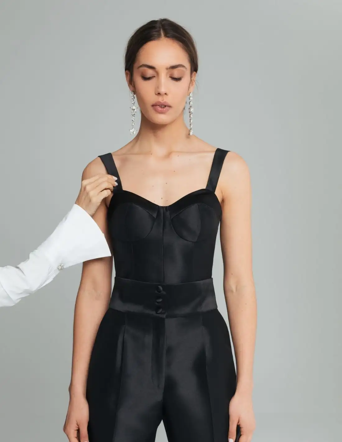 Top corset negro de raso con tirantes