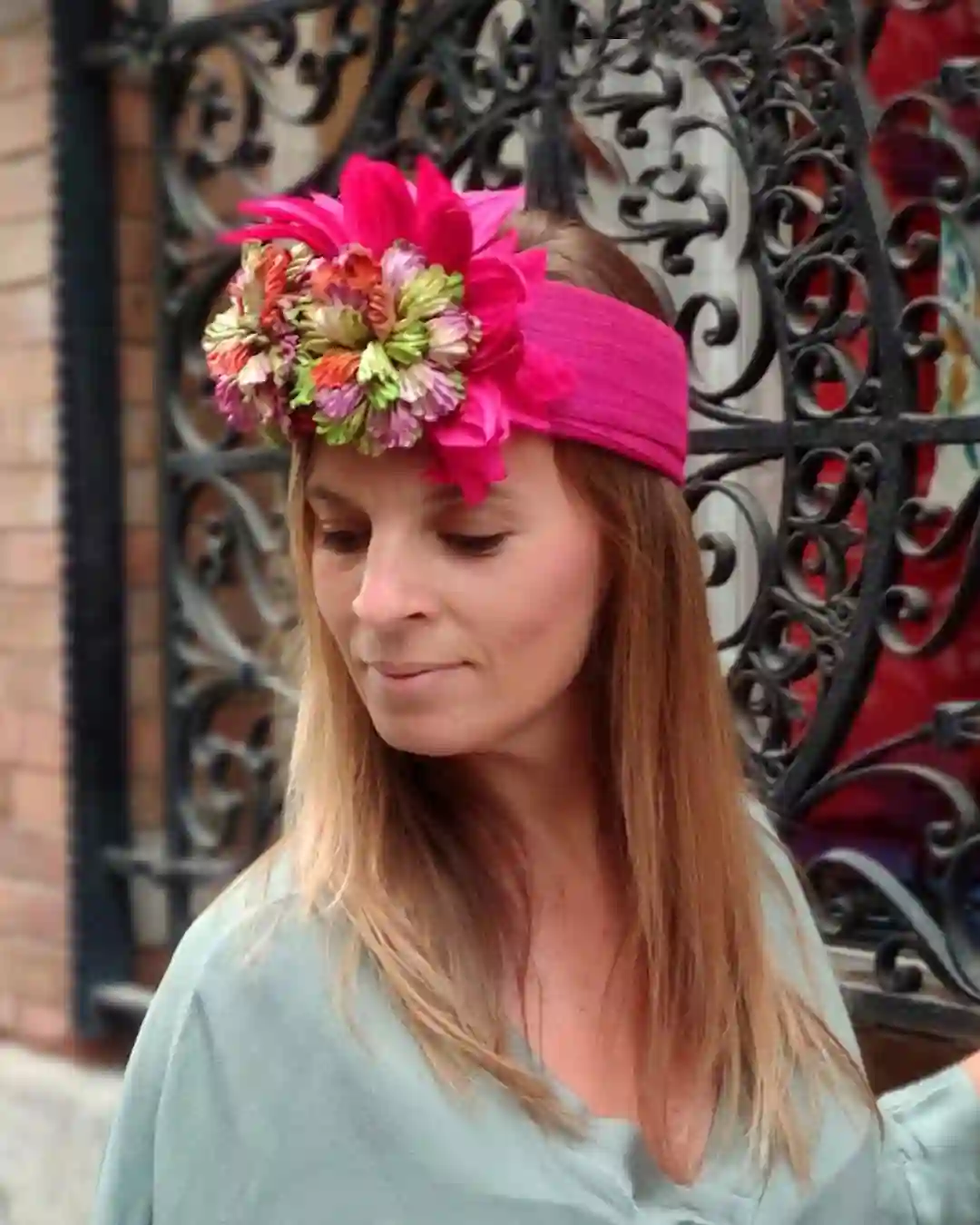 Turbante en seda de sinamay adornado con flores aterciopeladas