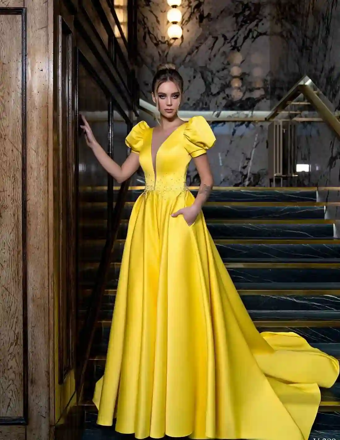 Vestido largo de fiesta con manga farol y escote pronunciado