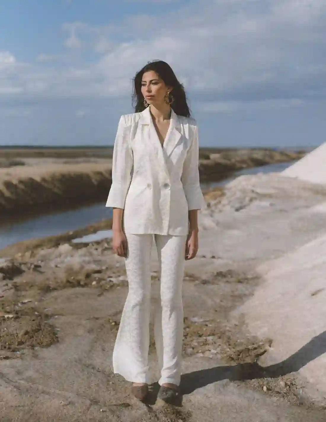 Traje de chaqueta blanco roto jacquard y pantalón palazzo